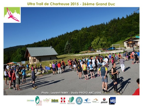 Photographe de trail en Chartreuse : à la bruyère, c'est le premier passage de relai de cette édition du grand duc de Chartreuse