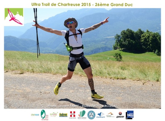 Photographe de trail en Chartreuse : les trailers ont quasiment tous un regard, un sourire ou mieux un petit cri et un petit saut pour le photographe de trail