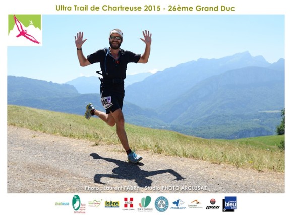 Photographe de trail en Chartreuse : mains en l'air devant le photographe de trail !