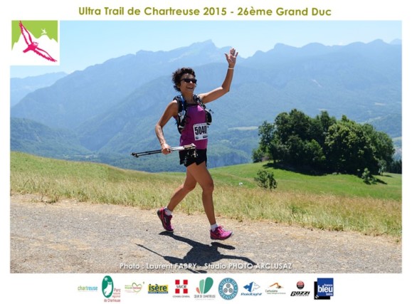 Photographe de trail en Chartreuse : le salut de la traileuse au photographe de trail qui bosse en plein soleil sans bouger