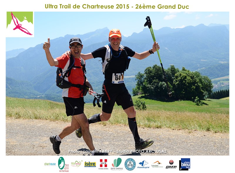 Photographe de trail en Chartreuse : accolades et sourires au menu des coureurs du trail du grand duc lors du passage devant le photographe