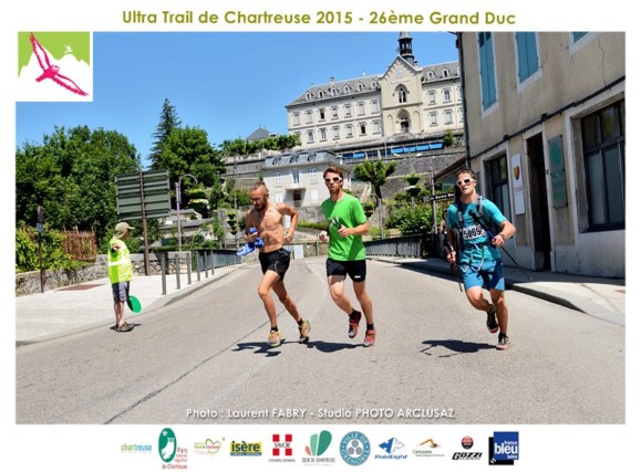 Photographe de trail en Chartreuse : plusieurs coureurs du grand duc de Chartreuse traversent Saint-Laurent du pont