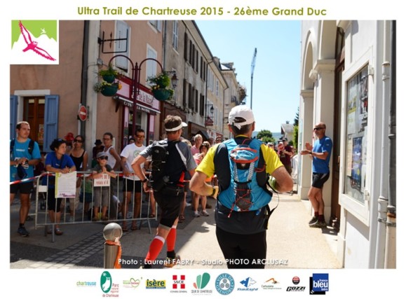 Photographe de trail en Chartreuse : arrivée d'un coureur à Saint-Laurent du pont sur le grand duc de Chartreuse
