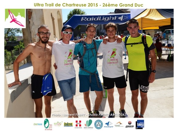 Photographe de trail en Chartreuse : les 5 membres d'une équipe de relai se réunit à l'arrivée du trail du grand duc