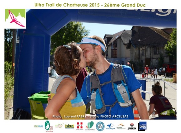 Photographe de trail en Chartreuse : un couple de trailers s'embrasse sur la ligne d'arrivée du trail du grand duc de Chartreuse