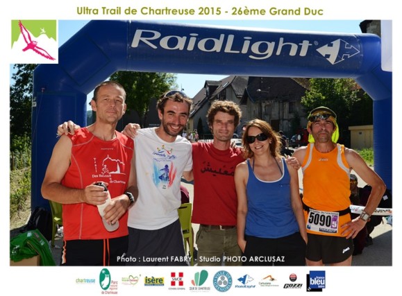 Photographe de trail en Chartreuse : une équipe de trailers qui a couru le grand duc de Chartreuse se réunit sous l'arche de la ligne d'arrivée