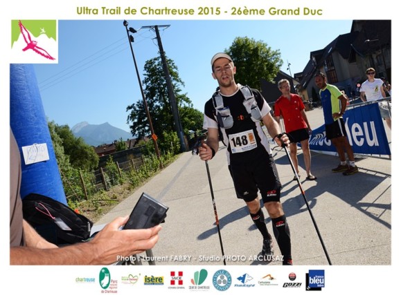 Photographe de trail en Chartreuse : un coureur du grand duc de Chartreuse sur la ligne d'arrivée de la course