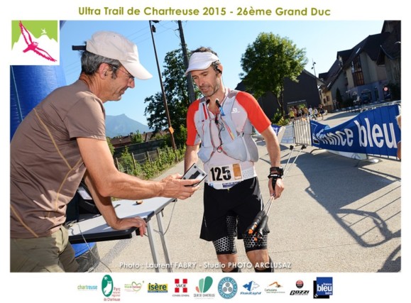 Photographe de trail en Chartreuse : pointage d'un coureur à l'arrivée du trail du grand duc de Chartreuse