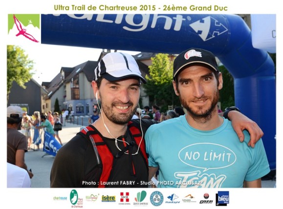Photographe de trail en Chartreuse : deux amis se retrouvent après avoir effectué ensemble le trail du grand duc en relai par équipe