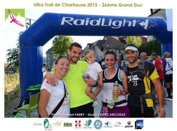 Photographe de trail en Chartreuse : plusieurs amis ayant couru le trail du grand duc se retrouvent à l'arrivée de la course