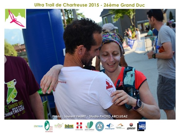 Photographe de trail en Chartreuse : un traileur accueille une femme dans ses bras pour son arrivée de la course du trail du grand duc de Chartreuse