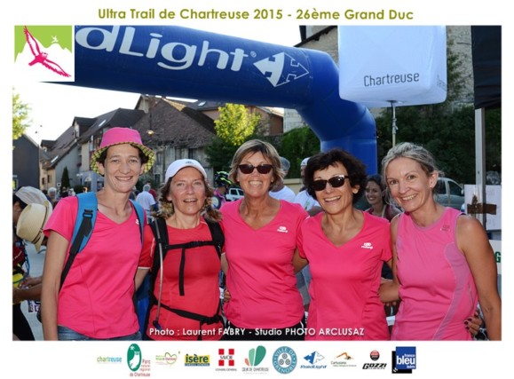 Photographe de trail en Chartreuse : un groupe de coureurs du grand duc de Chartreuse sur la ligne d'arrivée de la course