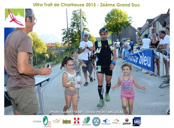 Photographe de trail en Chartreuse : arrivée d'un coureur avec ses enfants sur le trail du grand duc de Chartreuse