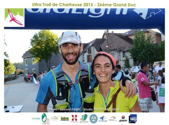 Photographe de trail en Chartreuse : un couple de coureurs du grand duc de Chartreuse à l'arrivée de la course