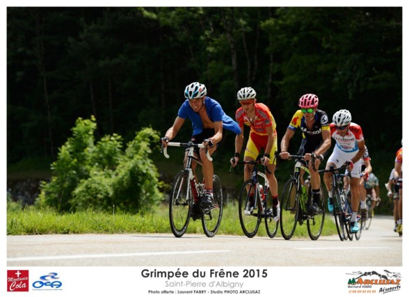 Photographe cyclisme en Combe de Savoie : peloton de poursuivants sur la grimpée du Frêne à Saint-Pierre d'Albigny