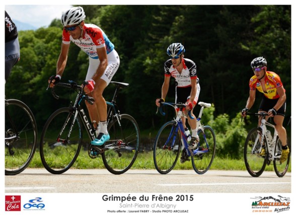Photographe cyclisme en Combe de Savoie : beaucoup de participants se disputent la tête de la course sur la grimpée du Frêne à Saint-Pierre d'Albigny