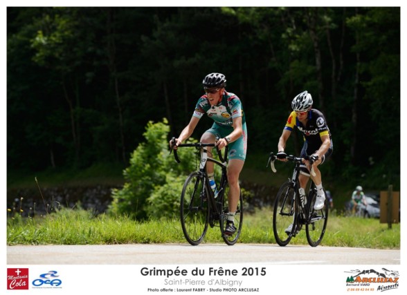 Photographe cyclisme en Combe de Savoie : les coureurs se suivent à la grimpée du Frêne, Saint-Pierre d'Albigny, Combe de Savoie