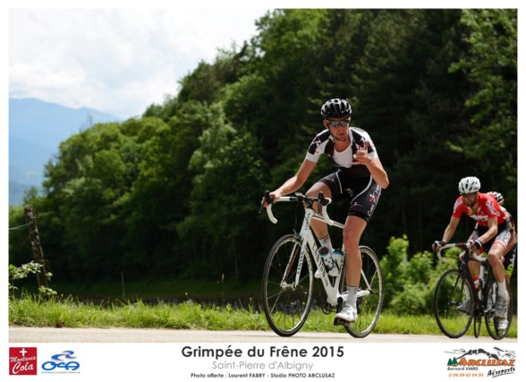 Photographe cyclisme en Combe de Savoie : on prend le temps de faire la photo et de sourire au photographe sur la grimpée du Frêne, Savoie