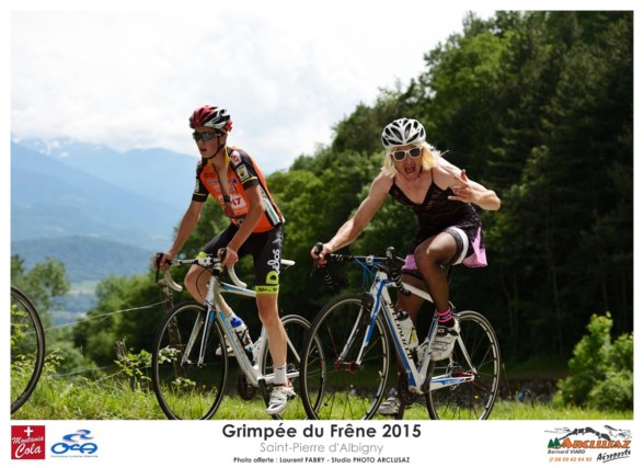 Photographe cyclisme en Combe de Savoie : les coureurs les plus excentriques participaient à un concours de déguisement sur la grimpée du Frêne, course cycliste