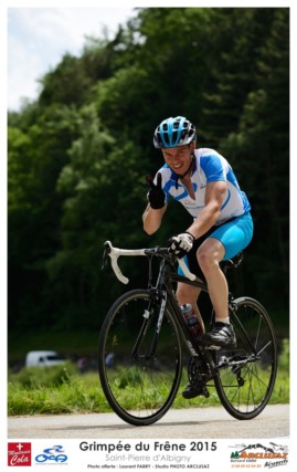 Photographe cyclisme en Combe de Savoie : un cycliste fait un signe au photographe de la grimpée du Frêne, Saint-Pierre d'Albigny