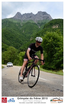 Photographe cyclisme en Combe de Savoie : sous la dent d'Arclusaz, un coureur redescend après sa course sur la grimpée du Frêne