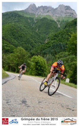 Photographe cyclisme en Combe de Savoie : decsente à vélo après la grimpée du Frêne, en Combe de Savoie
