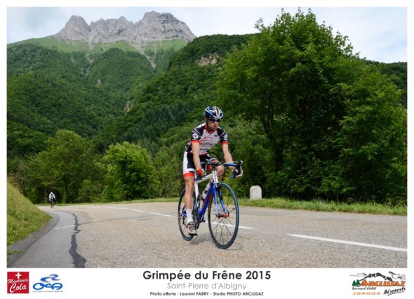 Photographe cyclisme en Combe de Savoie : un coureur redescend après avoir participé à la grimpée du Frêne