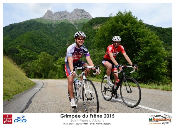 Photographe cyclisme en Combe de Savoie : deux coureurs redescendent la route du col du Frêne sous la dent d'Arclusaz
