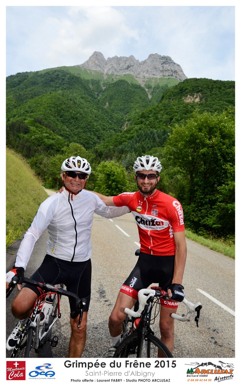Photographe cyclisme en Combe de Savoie : un coureur pose avec son père à la descente après la grimpée du Frêne, Saint-Pierre d'Albigny