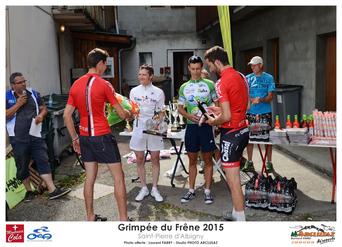 Photographe cyclisme en Combe de Savoie : félicitations des organisateurs et remise des prix à la grimpée du Frêne