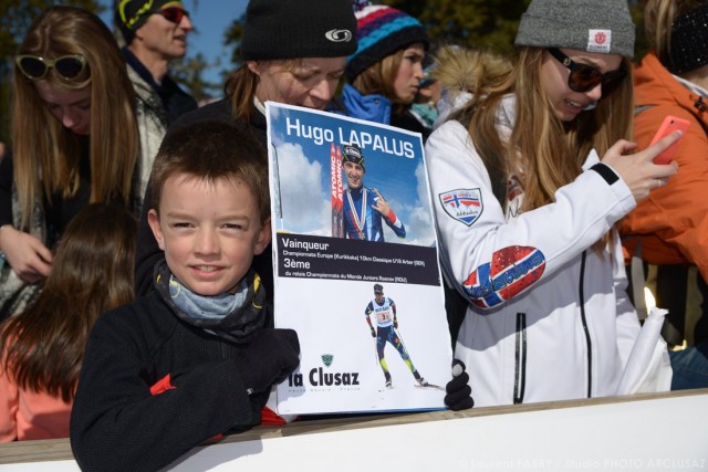 Photographe sports de ski nordique en Savoie : un jeune fan de Hugo Lapalus