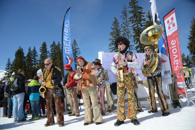 Photographe de ski nordique en Savoie : animation musicale sur une course de ski à Méribel