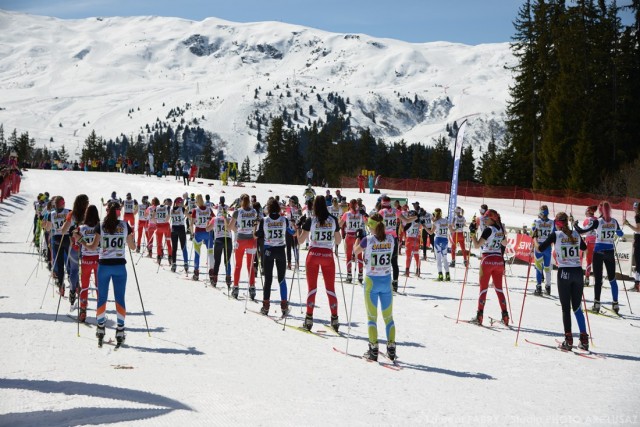 Photographe de ski nordique en Savoie : départ d'une course femme de biathlon en Savoie