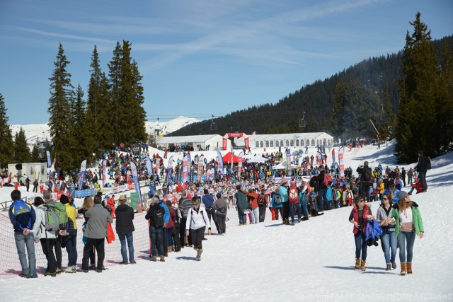 Photographe de ski nordique en Savoie : départ d'une course de ski de fond vu depuis le public