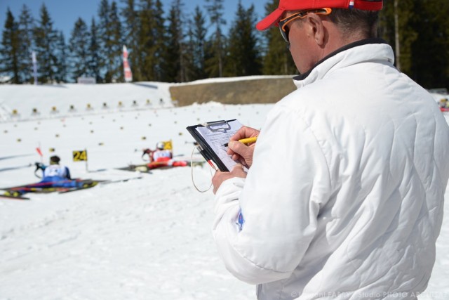 Photographe de ski nordique en Savoie : un juge sur une épreuve de ski de biathlon à Méribel