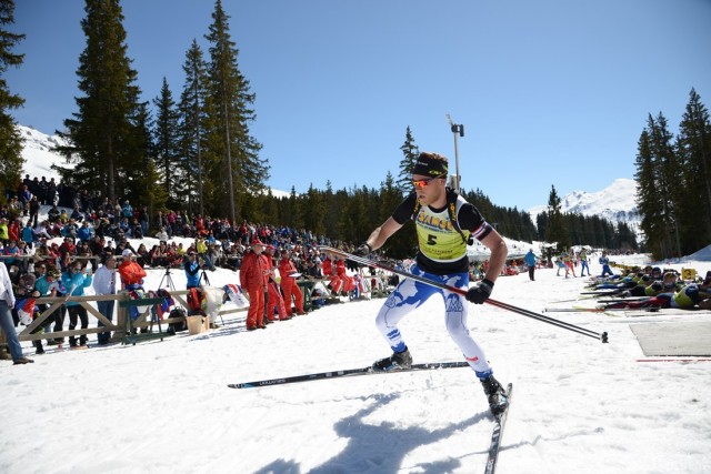 Photographe de ski nordique en Savoie : un biathlète s'élance après avoir effectué son tir