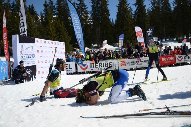 Photographe de ski nordique en Savoie : les biathlètes finissent exténués sur la ligne d'arrivée de leur course