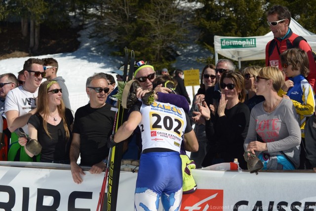 Photographe de ski nordique en Savoie : les spectateurs embrassent un coureur de biathlon après sa course