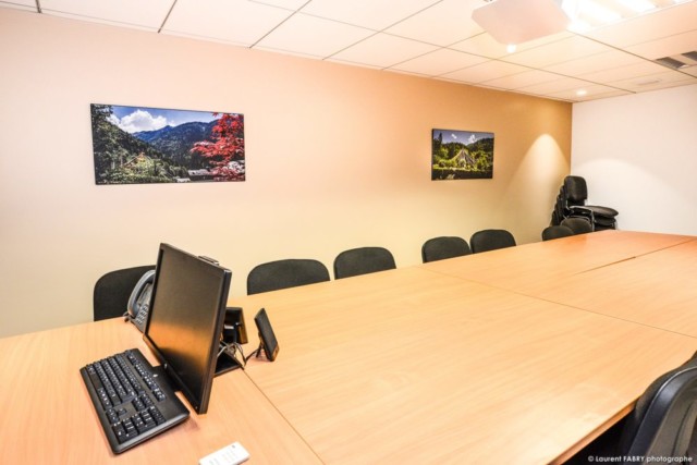 plusieurs photos de décoration de bureaux dans la salle de réunion d'une agence bancaire