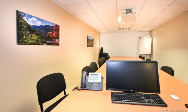 le travail du photographe de décoration de bureaux visible dans la salle de réunion