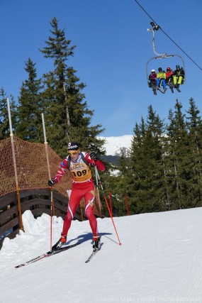 Photographe de ski nordique en Savoie : un biathlète sous les remontées mécaniques des pistes de ski de Méribel