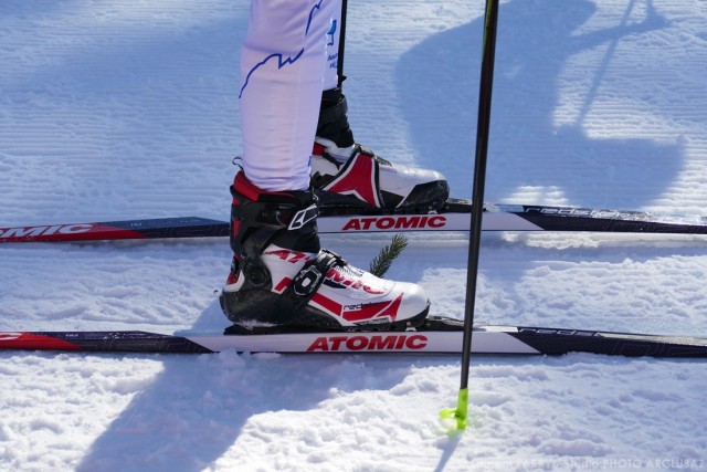 Photographe de ski nordique en Savoie : détail des chaussures et skis de fond