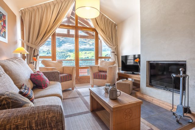 Photographe immobilier professionnel pour le tourisme en Savoie : salon cheminée