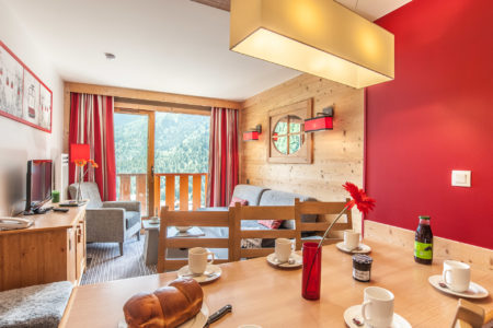 La Table Du Petit Déjeuner Est Dressée Dans Cet Appartement Dans Une Station Des Alpes