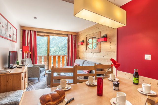 La table du petit déjeuner est dressée dans cet appartement dans une station des Alpes