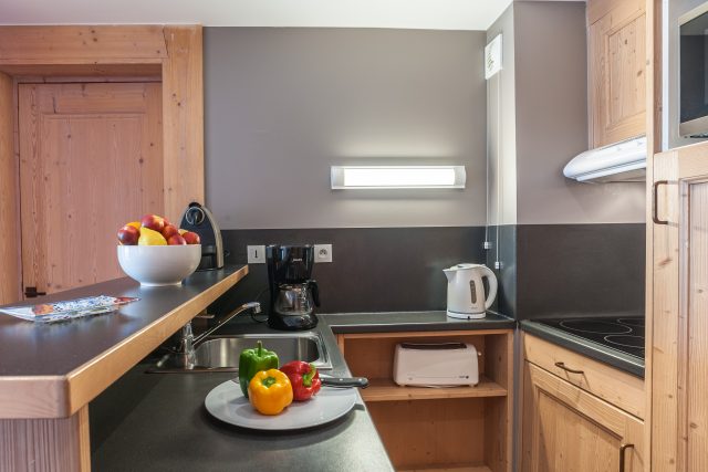 Coin cuisine d'un appartement en location dans les Alpes