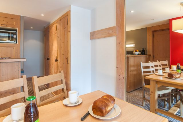 Table du petit déjeuner dans un appartement dans les Alpes