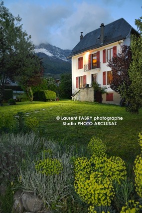 photographie immobilière : vue d'une maison et son jardin au crépuscule - real estate photography