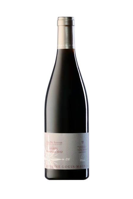 Bouteille De Vin De Savoie (Mondeuse Arbin) Photographiée En Studio Sur Fond Blanc
