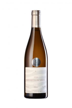 bouteille de vin de Savoie (Roussette de Savoie) photographiée en studio sur fond blanc